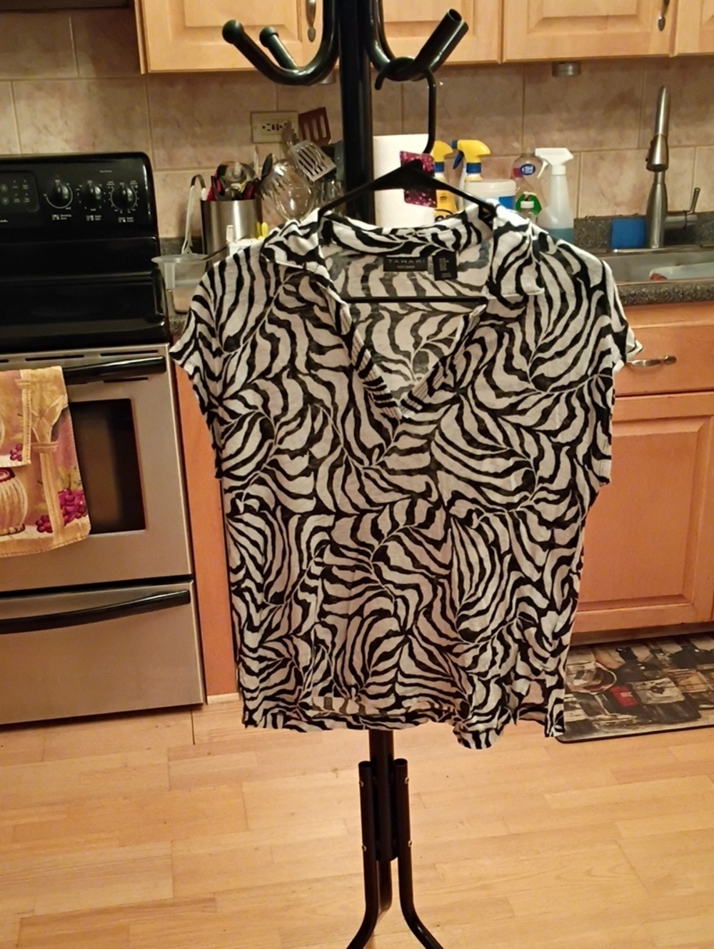 Tahari Black & White Swirl-Print V-Neck Short Sleeve Top